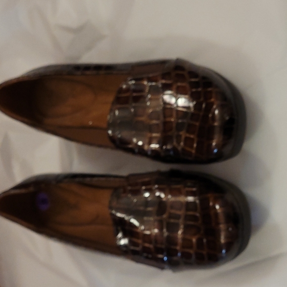 New Hush Puppies Soft Style Brown Faux Alligator Print Patent Shoes Loaf… - Picture 2 of 5